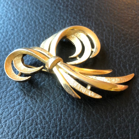 Trifari Brooch Pin high quality gold tone. - Picture 6 of 6